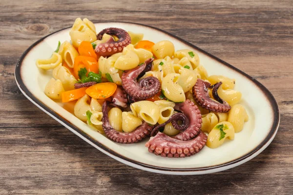 Nudeln Mit Oktopus Petersilie Und Gelben Tomaten — Stockfoto