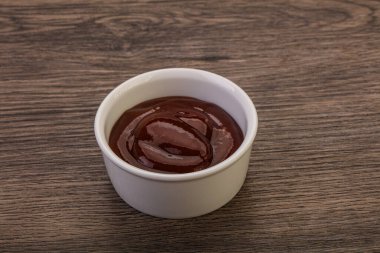 Geleneksel domates barbekü sosu kasede