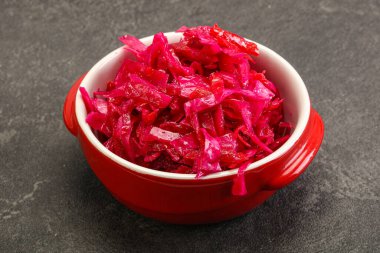 Kasede pancar kökü olan marine edilmiş kırmızı lahana.
