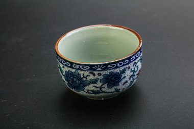 Çay için boş Çin bardağını temizle.