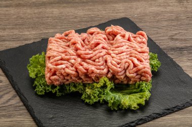 Pişirmek için çiğ domuz kıyması.