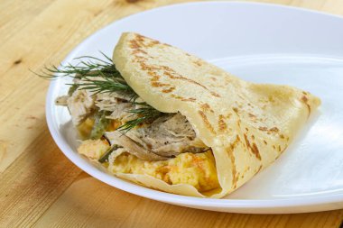 Patates püresi ve tavuklu krep.