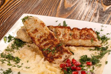 Kıymalı et kebabı ızgara ızgara şiş kebap.