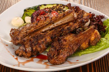 Domuz filetosu kebabı ızgarada sebze servis edildi.