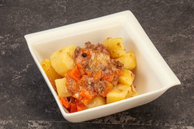 Soslu ve sebzeli kızarmış patates ve biftek.