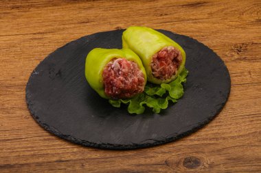 Pişirmek için çiğ biber ve et.