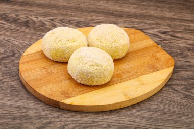 Çiğ patates ezmesi - doldurulmuş patates pirzolası - pişirmek için.