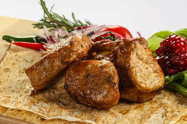 Queijo Porco Kebab Sobre Bordo Salada Servida Leaved — Fotografia de Stock