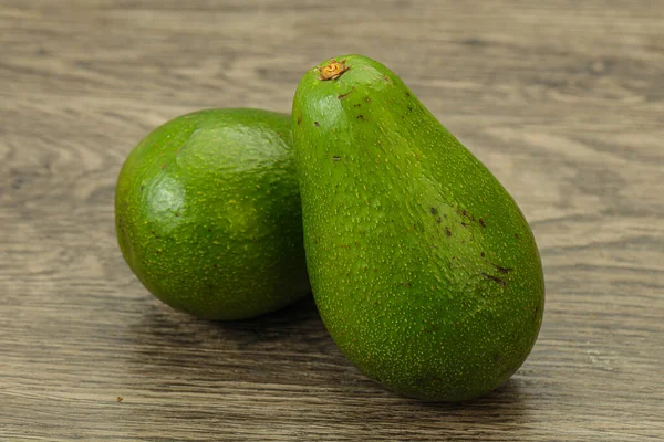 Zwei Reife Exotische Grüne Avocadogemüse — Stockfoto