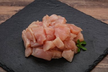 Pişirmek için çiğ tavuk göğsü.