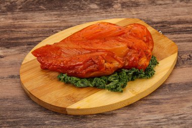 Baharatlı ve otlu füme tavuk göğsü.