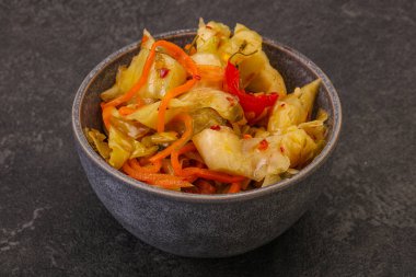 Havuçlu ve biberli baharatlı lahana turşusu.