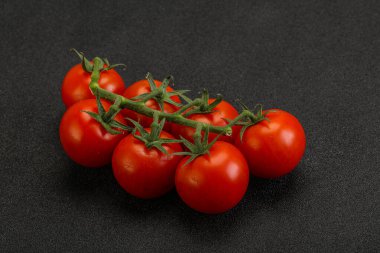 Taze olgun domates dalıyla izole edilmiş.