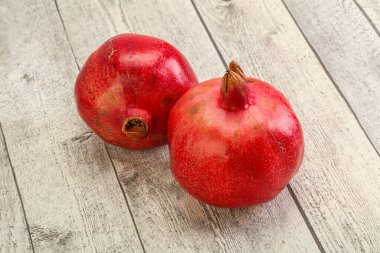 Taze, sulu ve tatlı nar meyvesi.