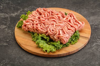 Pişirmek için çiğ domuz kıyması.