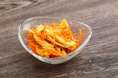 Havuçlu ve baharatlı Kore soya kuşkonmazı.