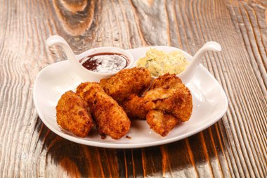 Peynir soslu kızarmış brokoli.