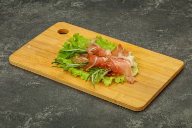 Biberiyeli dilimlenmiş domuz eti.