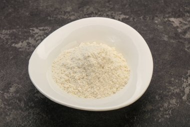 Buğday unu kasede yemek pişirmek için.