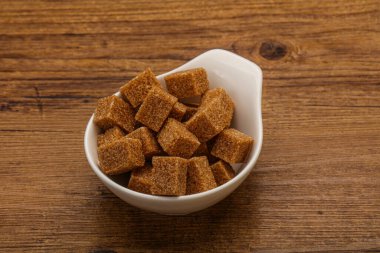 Kahverengi baston şeker yavruları kasede