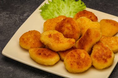 Kızarmış tavuk nugget. Salata yaprakları.