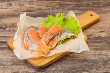 Dilimlenmiş doğal alabalık filetosu.