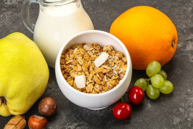 Organik granola ve sütle kahvaltı