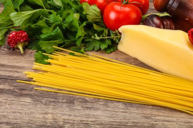 Çiğ İtalyan spagetti yığını, peynir ve sebzeli.