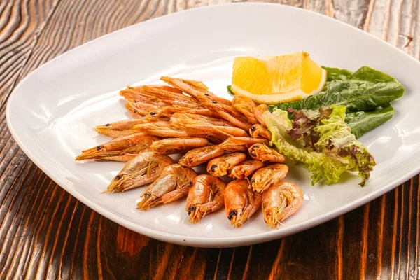 Langostino Asado Servido Rodajas Limón Hojas Ensalada —  Fotos de Stock