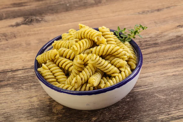 Paste Italiene Fusilli Sos Pesto — Fotografie, imagine de stoc