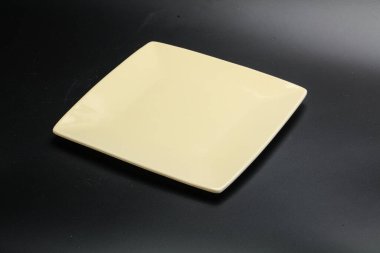 Mutfak için boş renk tabağı izole edildi