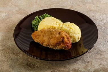 Patates püresiyle doğranmış etten çıtır tavuk pirzolası.