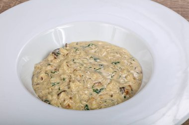 Yaban mantarlı ve peynirli İtalyan pilavı.