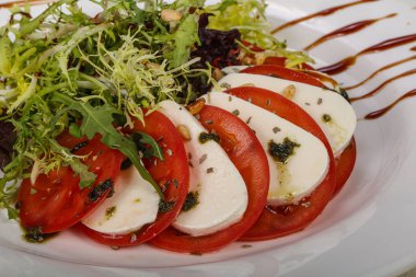 Mozarela ve domatesli geleneksel İtalyan Caprese salatası