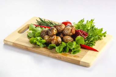 Patates barbeküsü soğan halkaları ve salata.