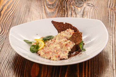 Biftek etli tart limon ve ekmek servis edildi.