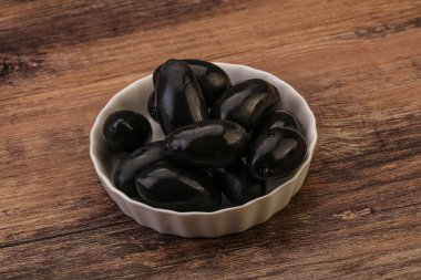 Kavanozda salamura siyah zeytin