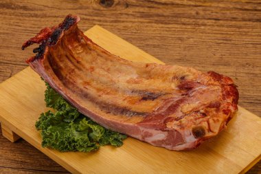 Baharatlı ve otlu domuz pirzolası.