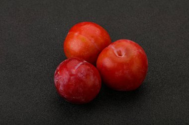 Olgun tatlı kırmızı erik yığını