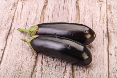 İki taze çiğ patlıcan pişirmek için izole edilmiş.