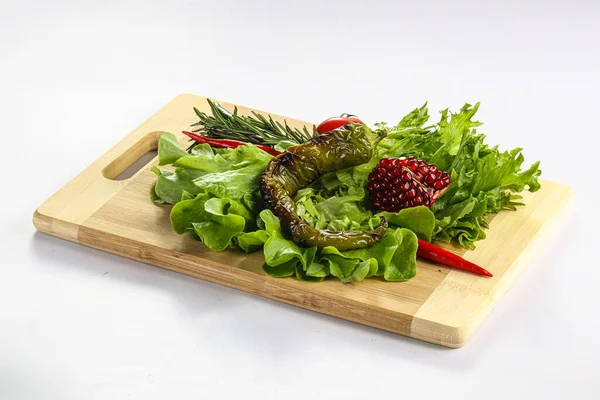 Grilled Green Pepper Barbeque Vegetarian Shashlick Served Salad Leaves — Stock Photo, Image