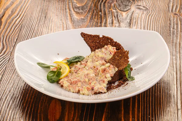 Biftek etli tart limon ve ekmek servis edildi.