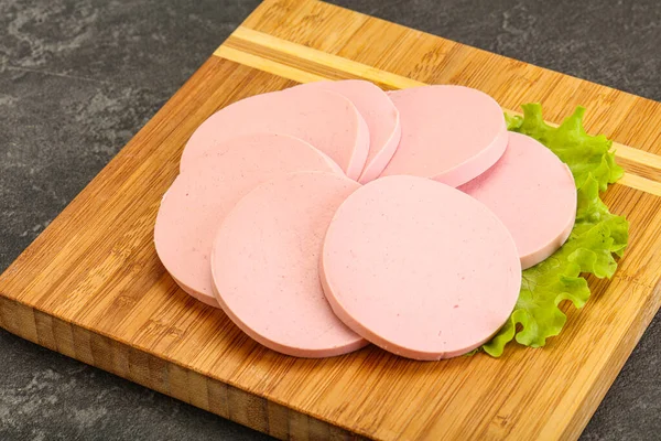 Serpiente Salchicha Rodajas Sobre Tablero Servido Ensalada Hojas —  Fotos de Stock