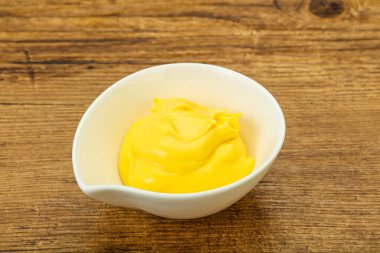 Tabaktaki doğal lezzetli peynir sosu