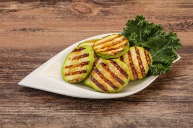 Vejetaryen mutfağı ızgara taze kabak dilimleri.