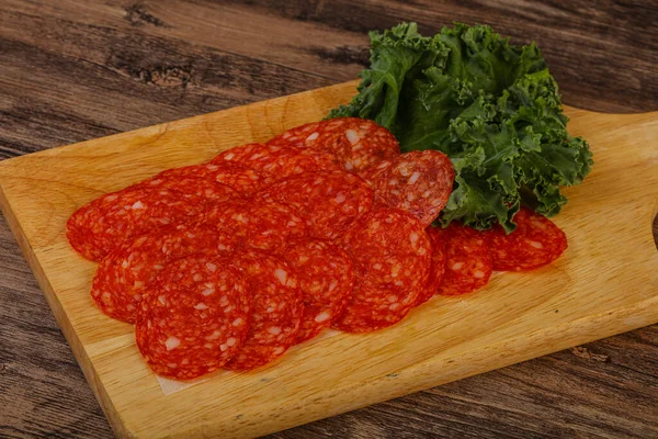 Italiano Spycy Pepperoni Salsicha Fatias Sobre Bordo — Fotografia de Stock