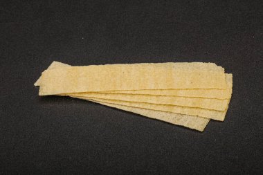 Doğal yağ ve tuzlu patates cipsi yığını. 