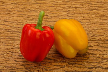 Olgun iki tatlı Bulgar dolma biberi