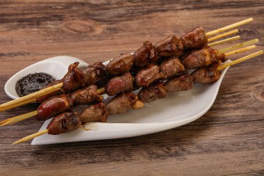 Asya mutfağı. Biber soslu tavuk kalbi şiş.