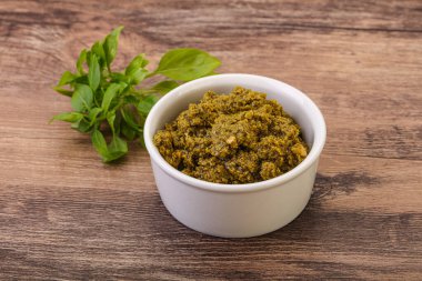 Fesleğen ve sedir fıstıklı yeşil sos sosu.